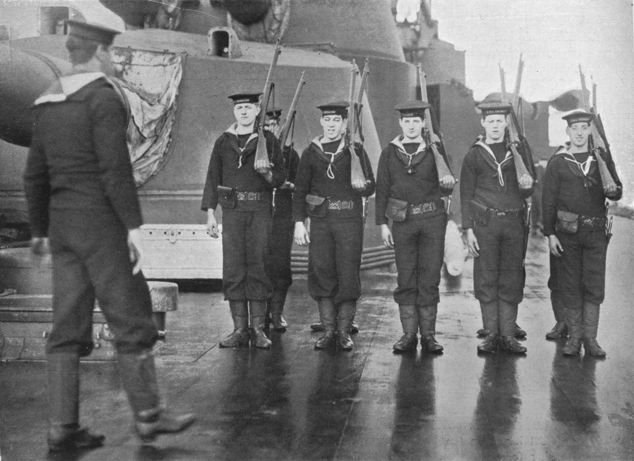Geweeroefening aan boord van een Brits slagschip, 1915 door Unbekannt