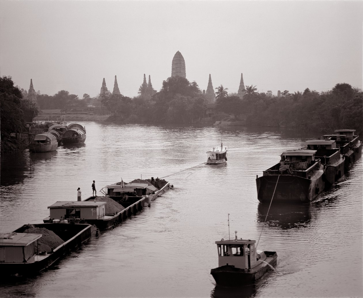 Rivierpramen op de Chao Phraya-rivier met uitzicht op Wat Chaiwatthanaram door Unbekannt