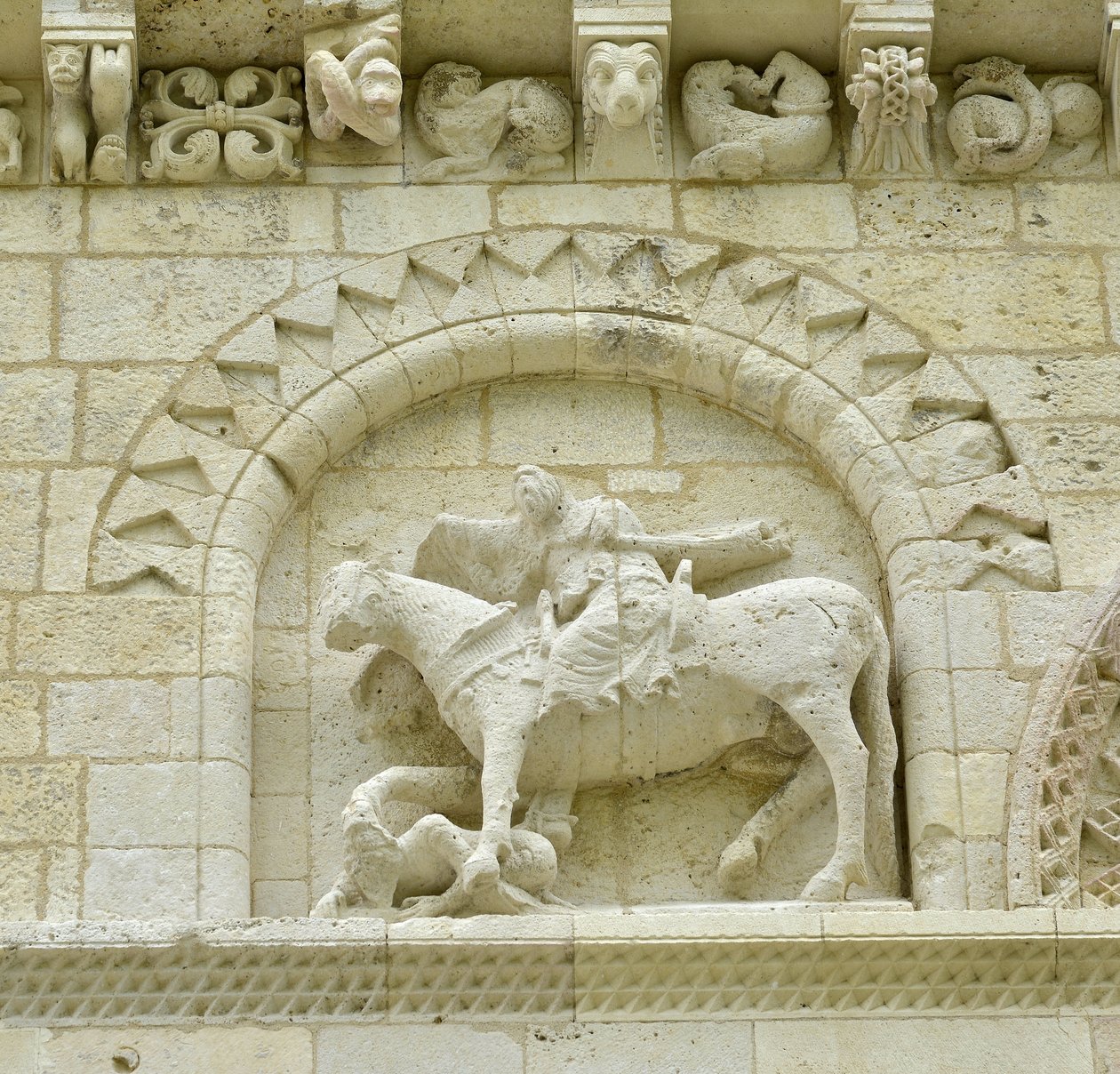 Romaans kunst: detail van de gevel die Hugues de Surgeres en Geoffroy de Vendome of keizer Constantijn de Grote afbeeldt, wiens paard de ketterij vertrapt en Christus triomfeert over het kwaad en de dood, Notre Dame de Surgeres door Unbekannt