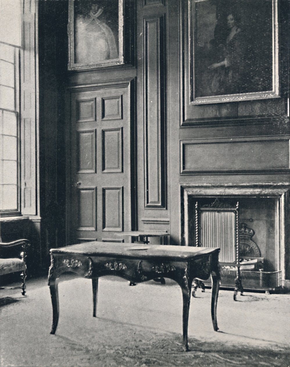 Kamer in Boughton House, met schoorsteenmantel uit het begin van de 18e eeuw, 1927 door Unbekannt