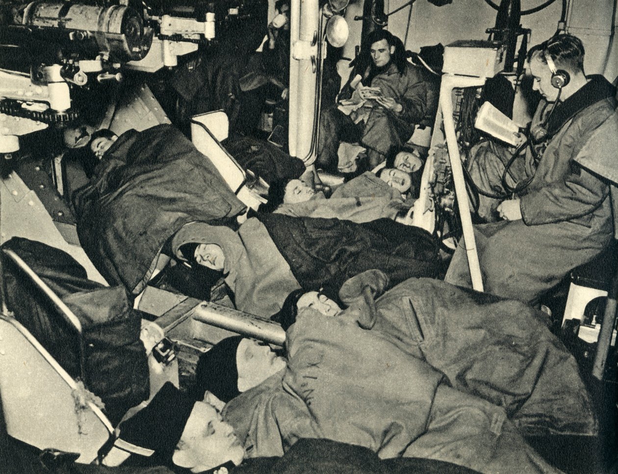 Royal Marines slapen in het kanonhuis van een oorlogsschip, Tweede Wereldoorlog, ca. 1939-ca. 1943, 1944 door Unbekannt