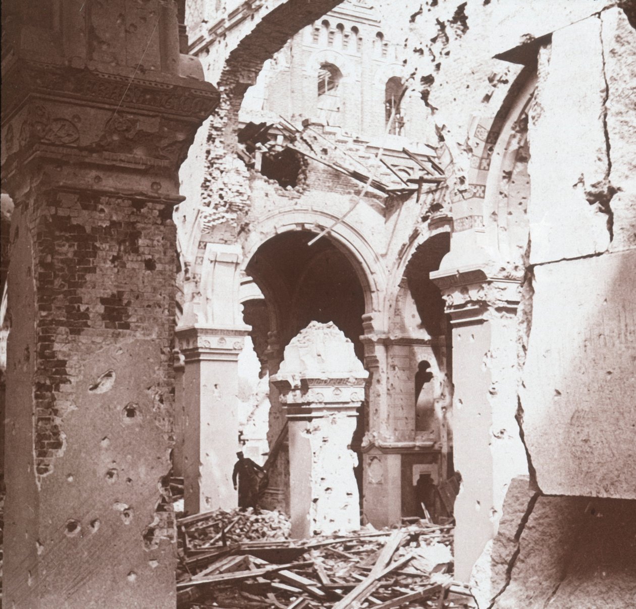 Verwoeste kerk, Albert, Noord-Frankrijk, c1914-c1918 door Unbekannt