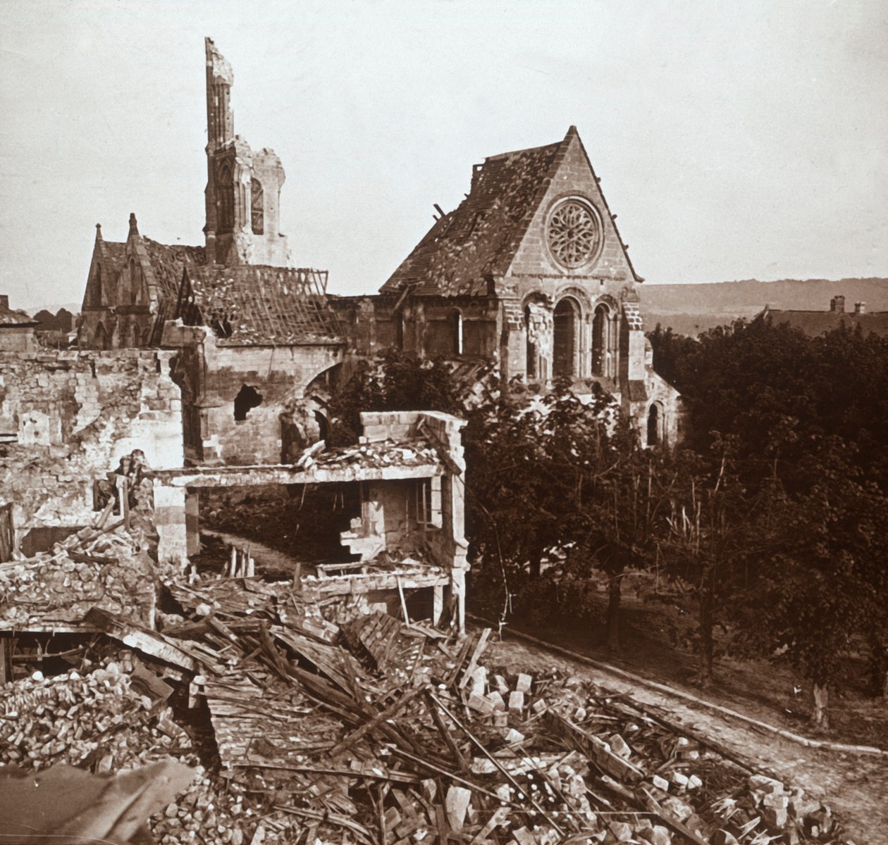 Verwoeste kerk, Vauxaillon, Noord-Frankrijk, ca. 1914-ca. 1918 door Unbekannt