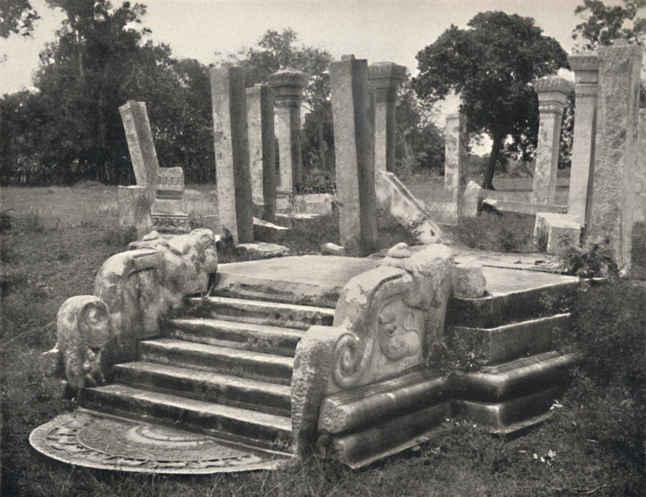 Ruïnes van een zuilenhal, ervoor trap met maansteen s. Tafel 79, Anuradhapura, 1926 door Unbekannt