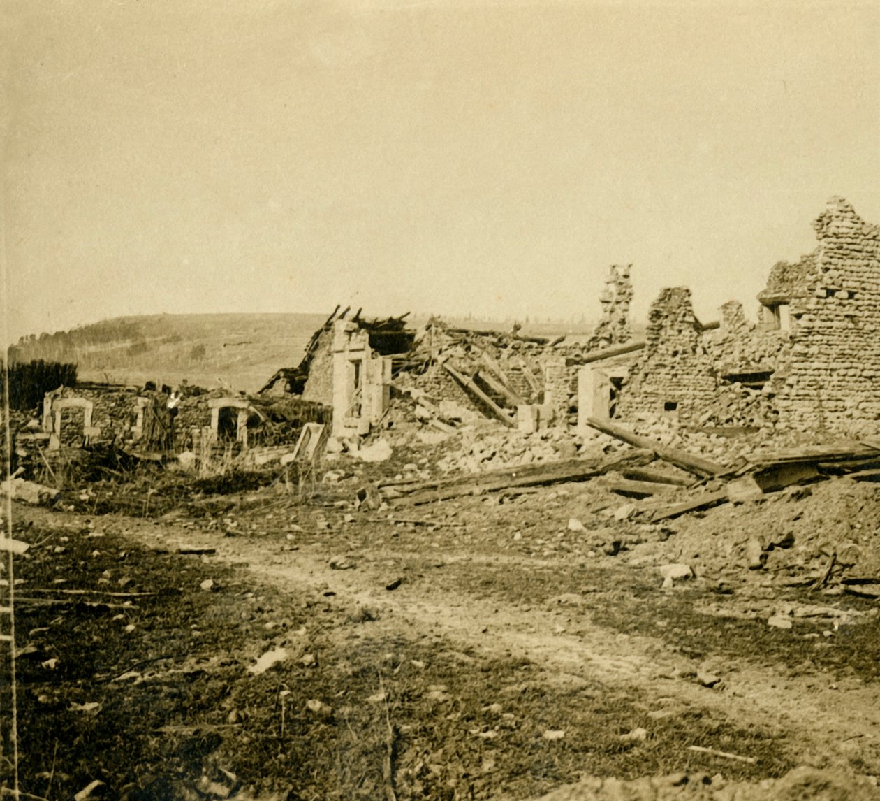 Ruïnes van Les Éparges, Noord-Frankrijk, ca. 1914-ca. 1918 door Unbekannt