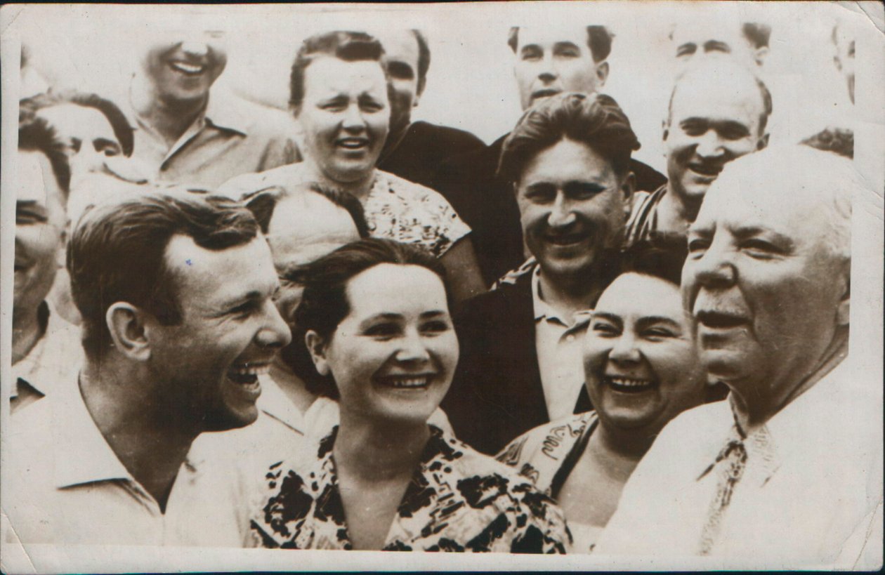 Russische kosmonaut Yuri Gagarin met zijn vrouw, 1962 door Unbekannt