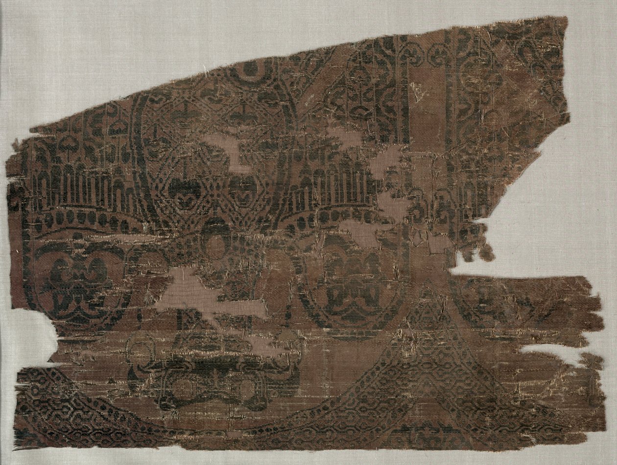 Samiet fragmenten met dubbelkoppige adelaars, uit het graf van Sint Bernard Calvo, 1200-1243 door Unbekannt