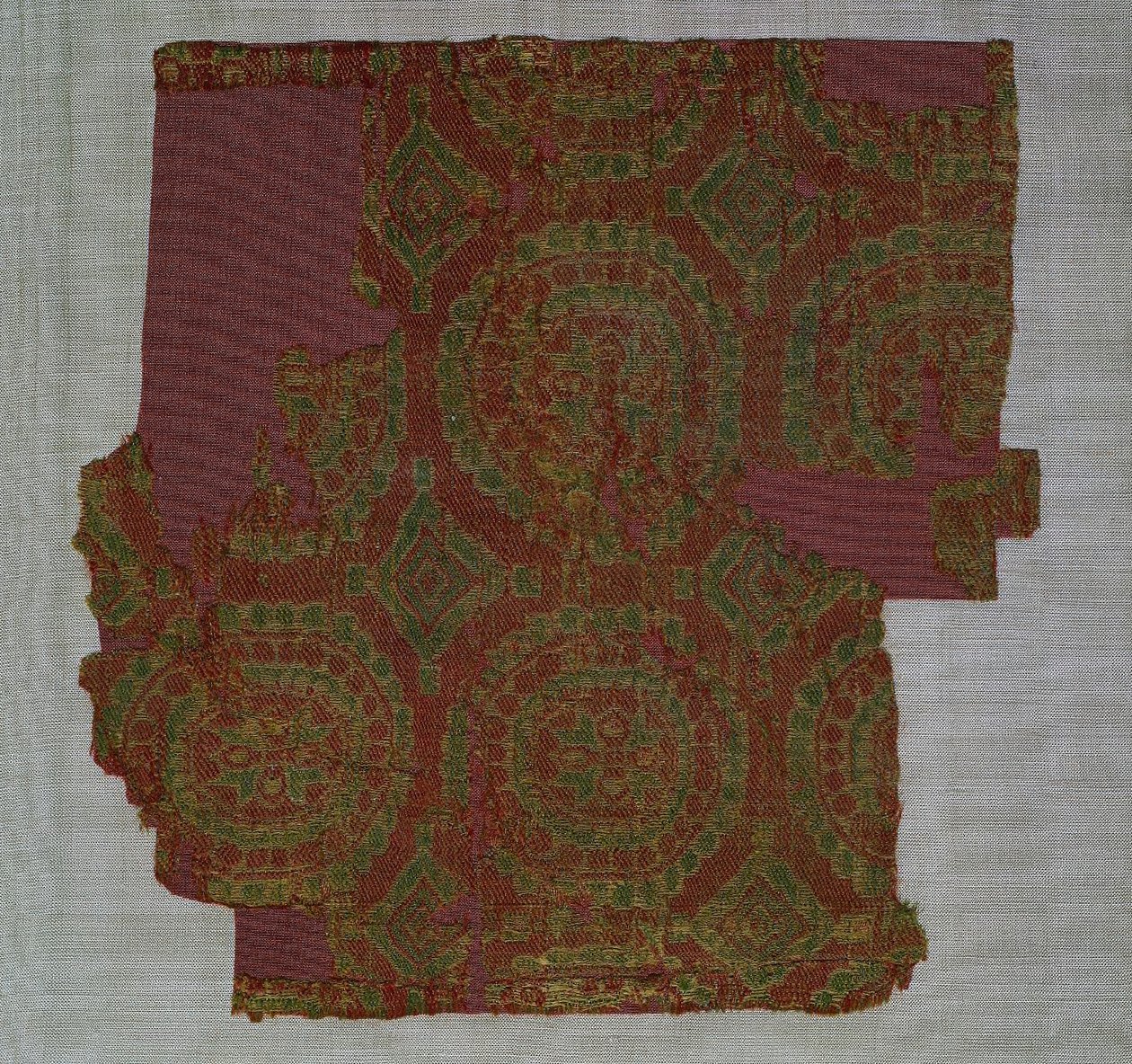 Samiet met rondellen van rozetten, 700-800 door Unbekannt