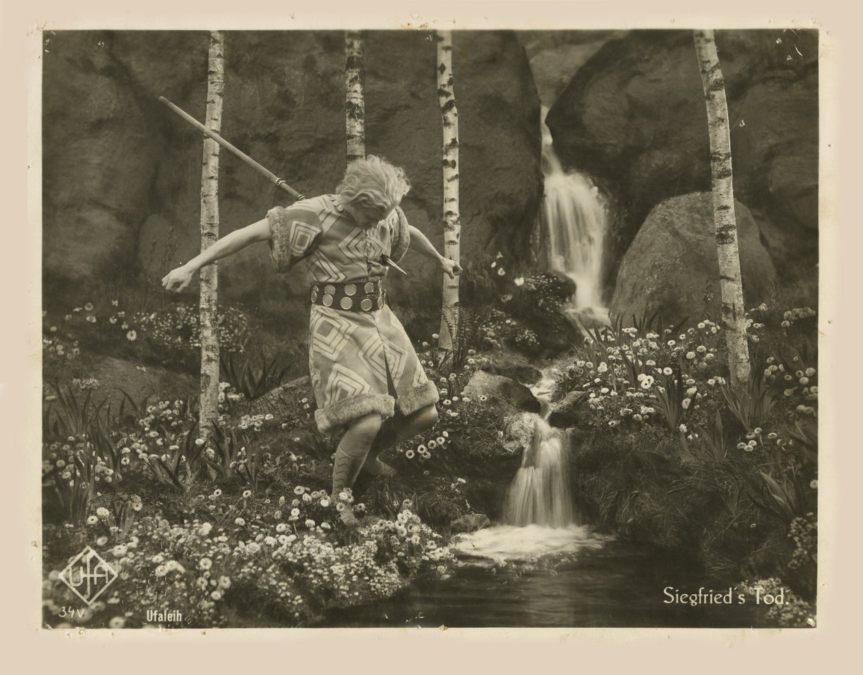 Scène uit de film Die Nibelungen: Siegfried door Fritz Lang, 1924 door Unbekannt