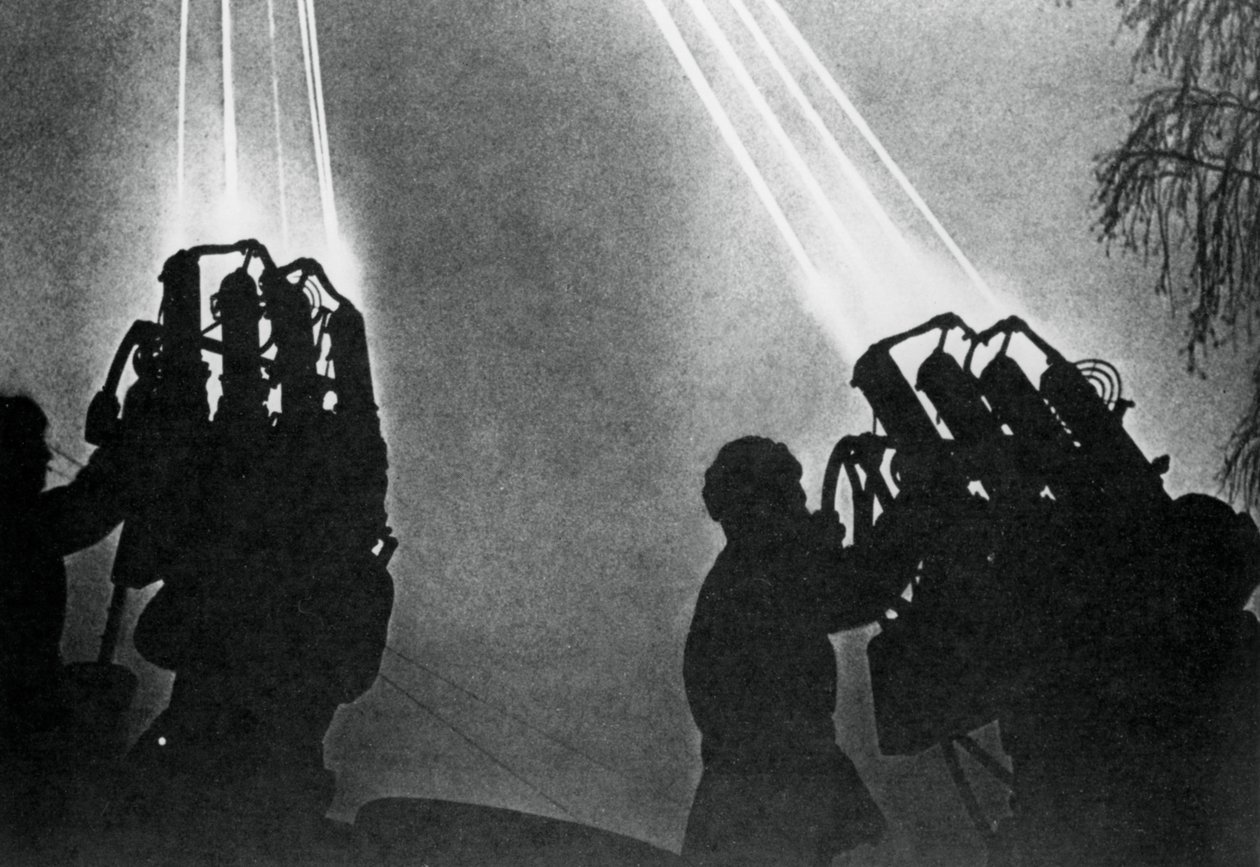 Schijnwerperoperators bereiden zich voor op een nachtelijke bombardementsaanval, Moskou, 1941 door Unbekannt
