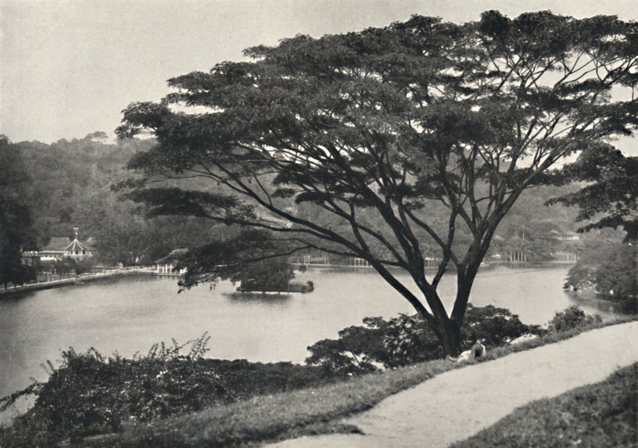 Meer, Tempel van de Heilige Tand en Bibliotheek in Kandy, gezien vanaf de Victoria-Drive naar het oosten, 192 door Unbekannt