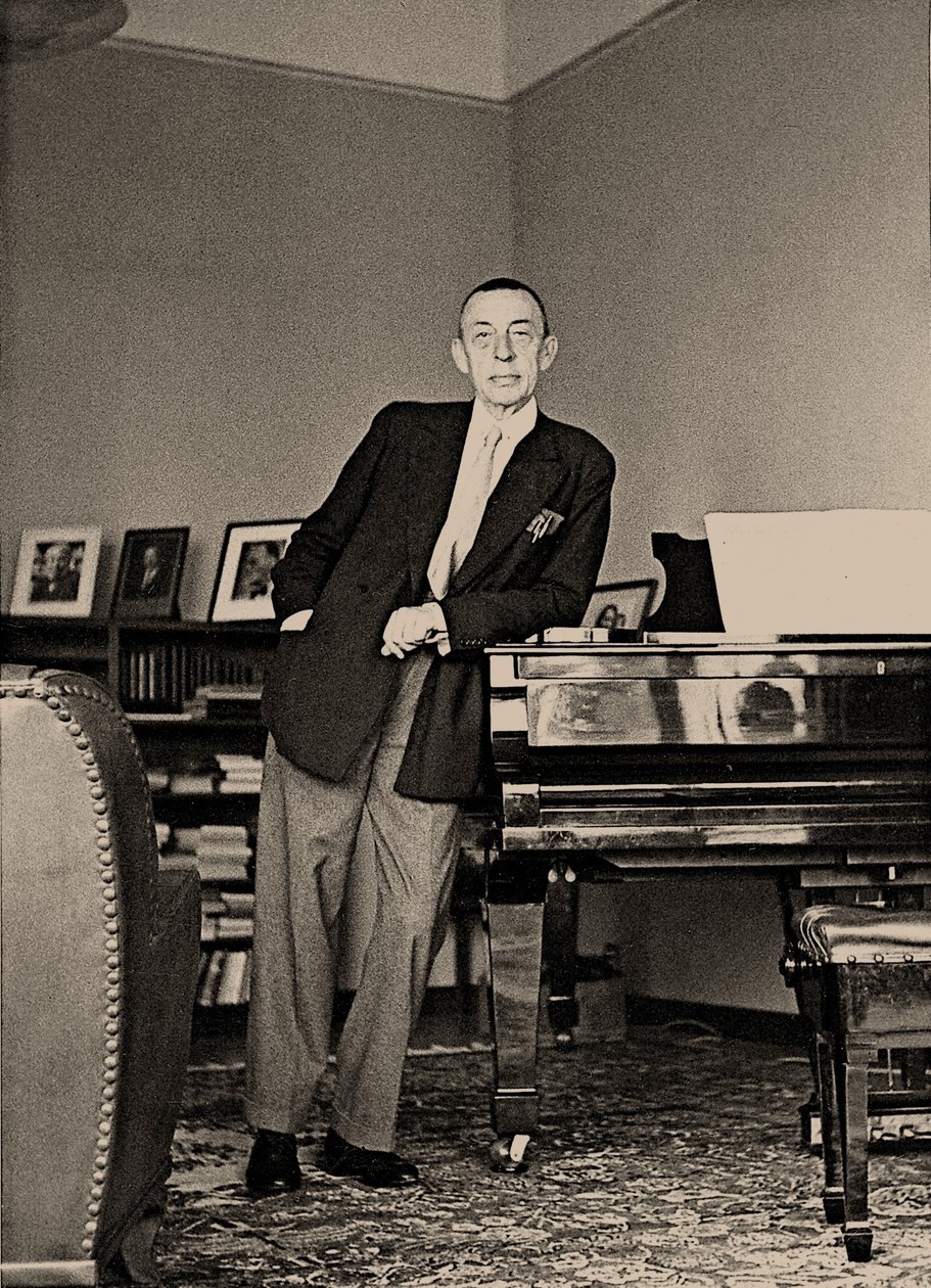 Sergei Rachmaninoff bij de Villa Senar, 1939 door Unbekannt