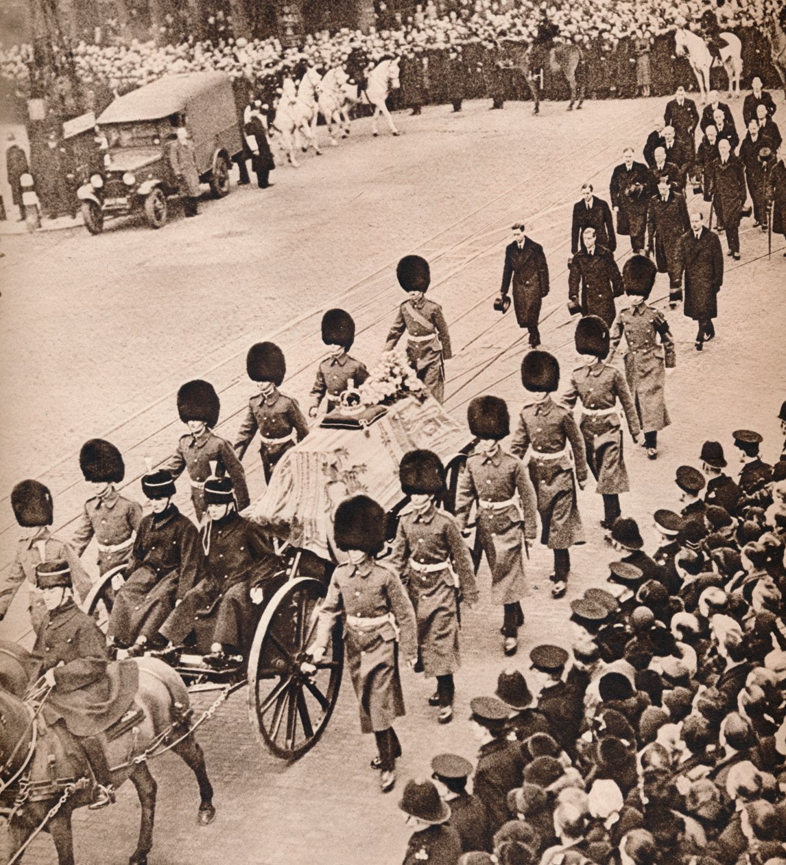 Eenvoudige majesteit: de kist van koning George, bedekt met de koninklijke standaard, 1936 door Unbekannt