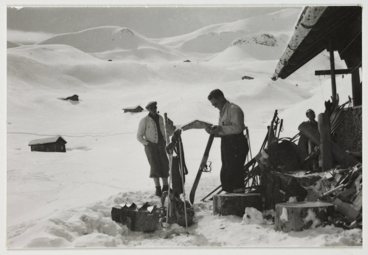 Skiërs buiten een chalet, ca. 1930 door Unbekannt