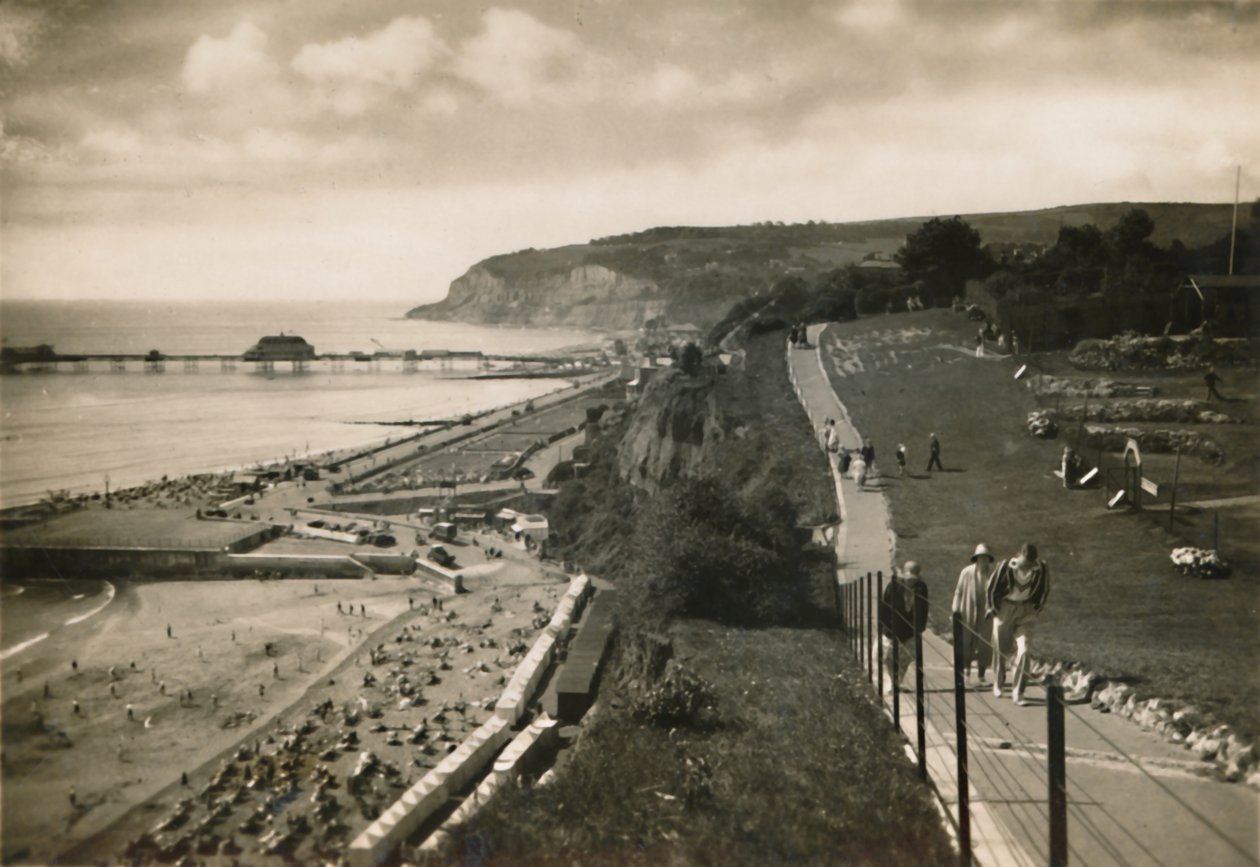 Small Hope Bay en Shanklin Pier, I.W., vanaf Cliff Walk, c1920 door Unbekannt