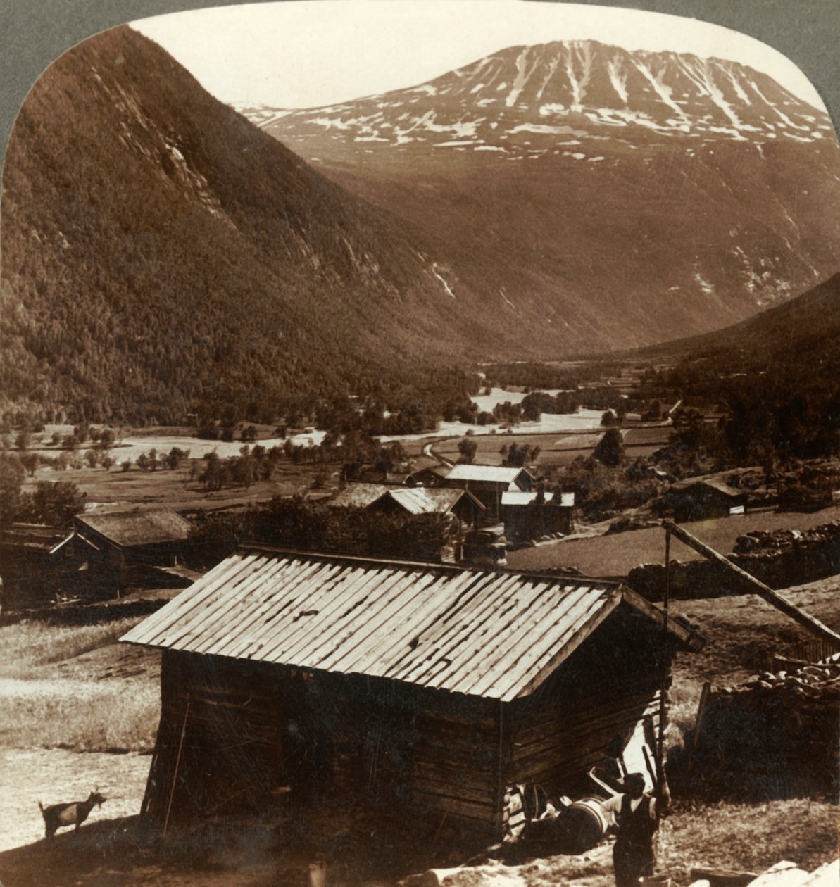 Besneeuwde toppen van Mt. Gausta 6180 ft., boven rustige huizen in Maan Valley, Noorwegen, ca. 1905 door Unbekannt