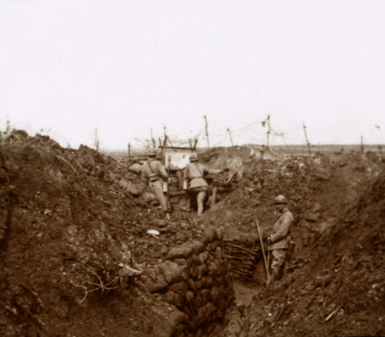 Soldaten in de loopgraven, Massiges, Noord-Frankrijk, ca. 1914-ca. 1918 door Unbekannt