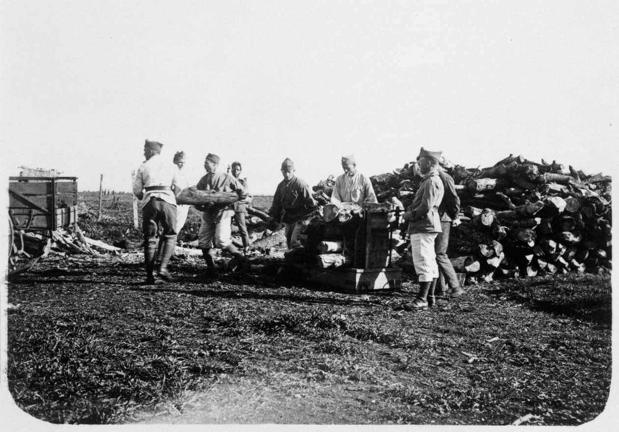 Soldaten van het Franse Vreemdelingenlegioen stapelen hout, Syrië, 20e eeuw door Unbekannt