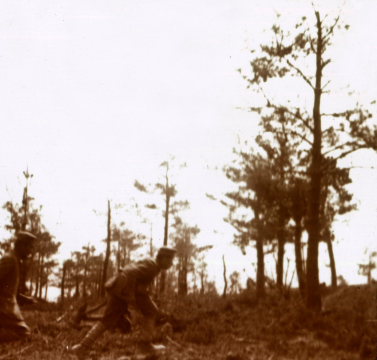 Soldaten rennen op het slagveld, ca 1914-ca 1918 door Unbekannt