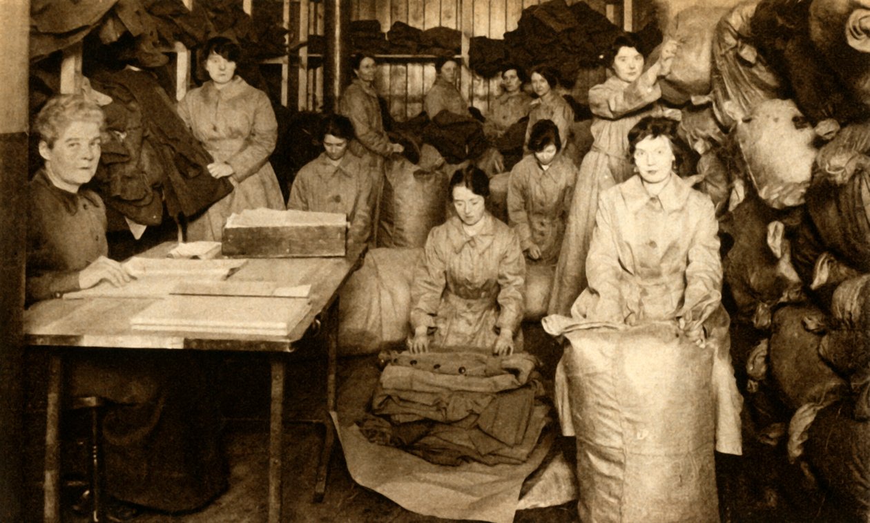 Uniformen sorteren in de WAAC-kledingwinkel, Eerste Wereldoorlog, 1914-1918, 1933 door Unbekannt