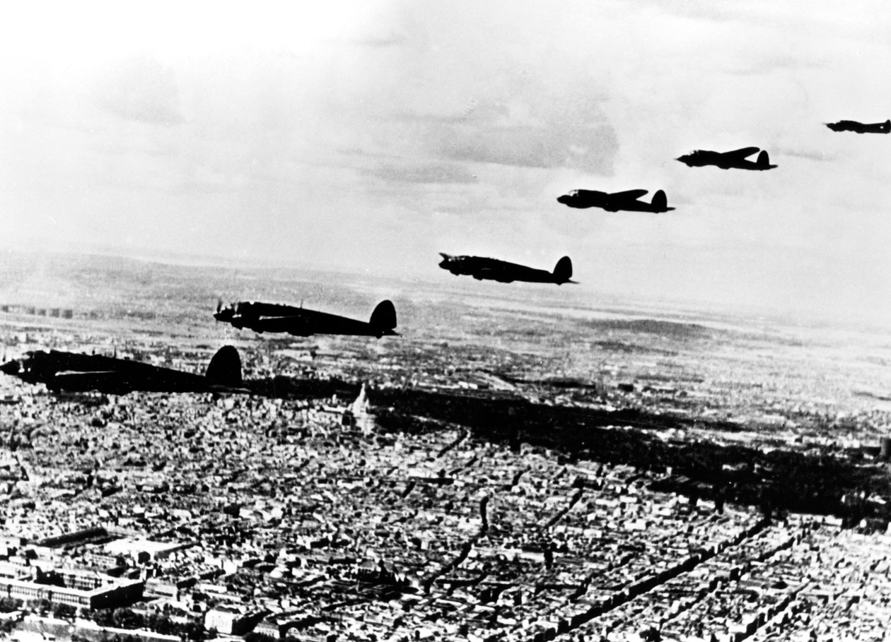 Eskader van Duitse Heinkel He 111 Bommenwerpers die over Bezet Parijs Vliegen door Unbekannt