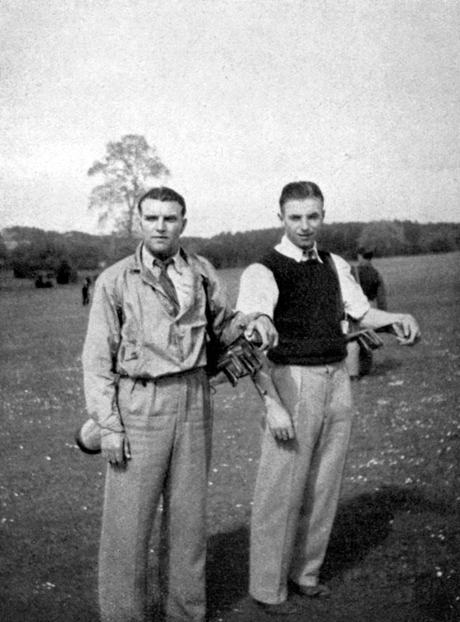Stanley Matthews en Eddie Hapgood pauzeren tussen de shots tijdens een rondje golf, 1945 door Unbekannt