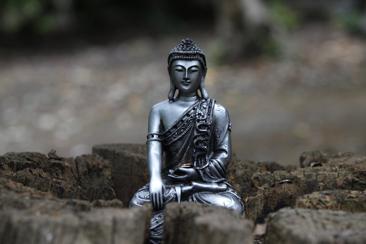 Standbeeld in de tuin van de Buddhapadipa tempel, Wimbledon, Verenigd Koninkrijk door Unbekannt