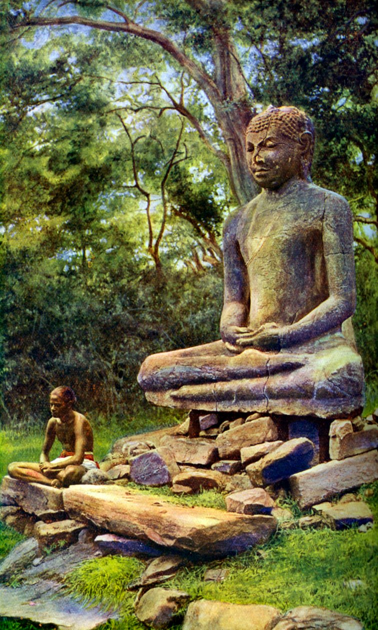 Stenen Boeddha, een relikwie van de vroegere glorie van Anuradhapura, Ceylon, ca. 1924 door Unbekannt