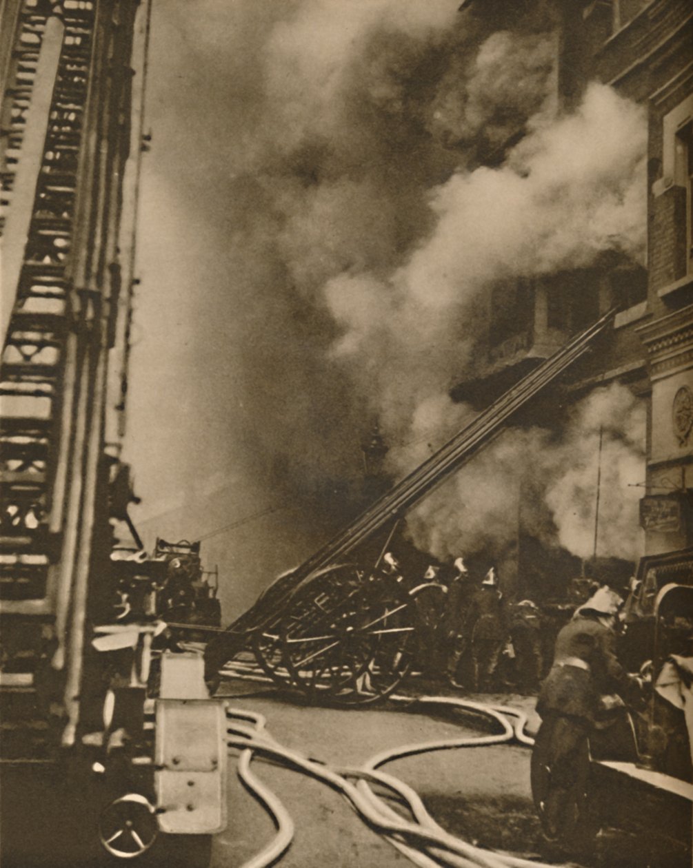 Een brand blussen in een smalle stadsstraat, ca. 1935 door Unbekannt