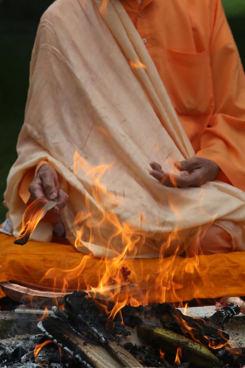 Swami Veetamohanda voert het homa-vuurritueel uit in de tuin van het Ramakrishna vedantische centrum, Gretz door Unbekannt