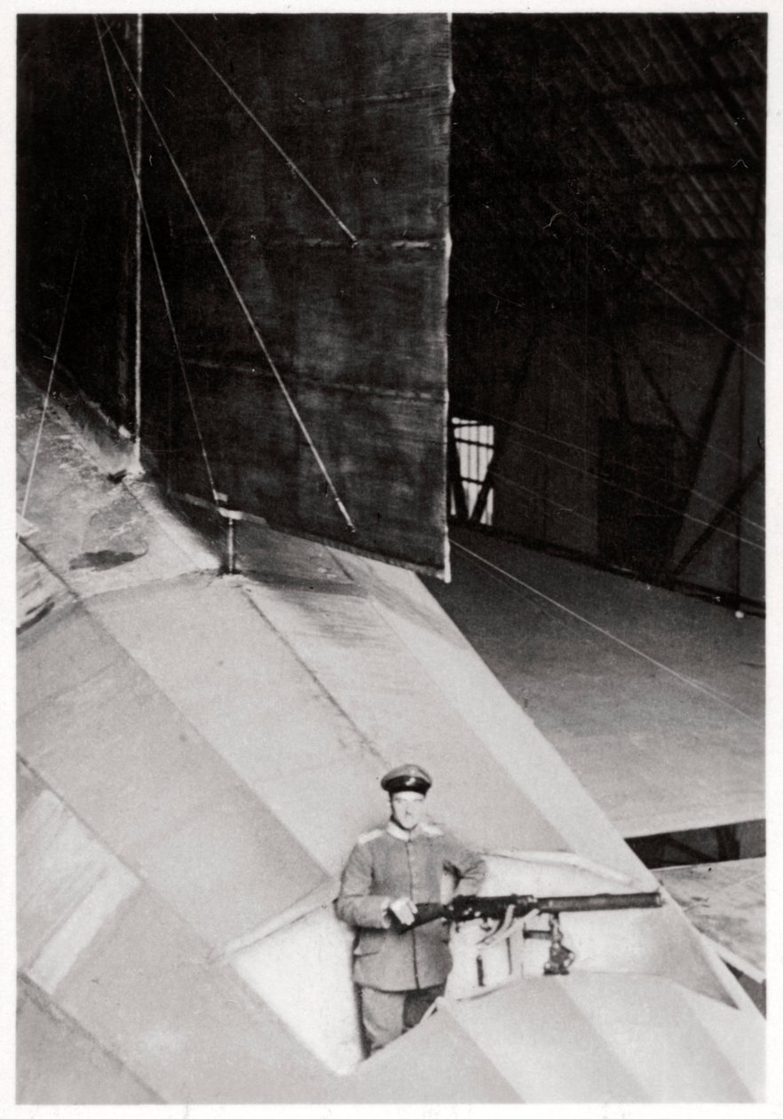 Staartschutter van een Duitse leger Zeppelin luchtschip, Eerste Wereldoorlog door Unbekannt