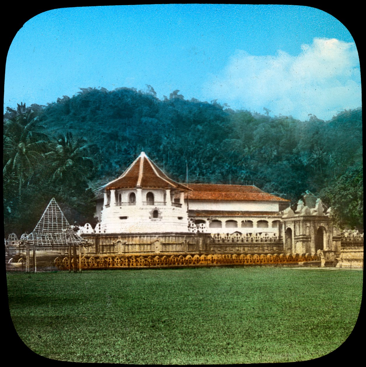 Tempel van de Heilige Tand, Kandy, Ceylon, eind 19e of begin 20e eeuw door Unbekannt