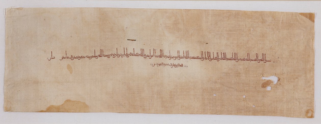 Textielfragment met tiraz-band in kufisch schrift door Unbekannt