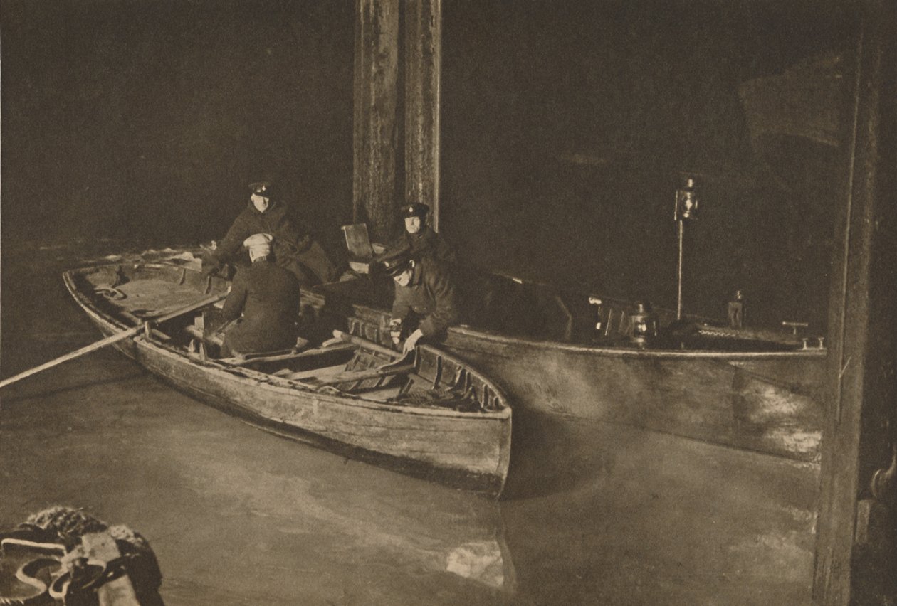 Thames-politie op de nachtpatrouille die de veiligheid van de rivier bewaakt, ca. 1935 door Unbekannt