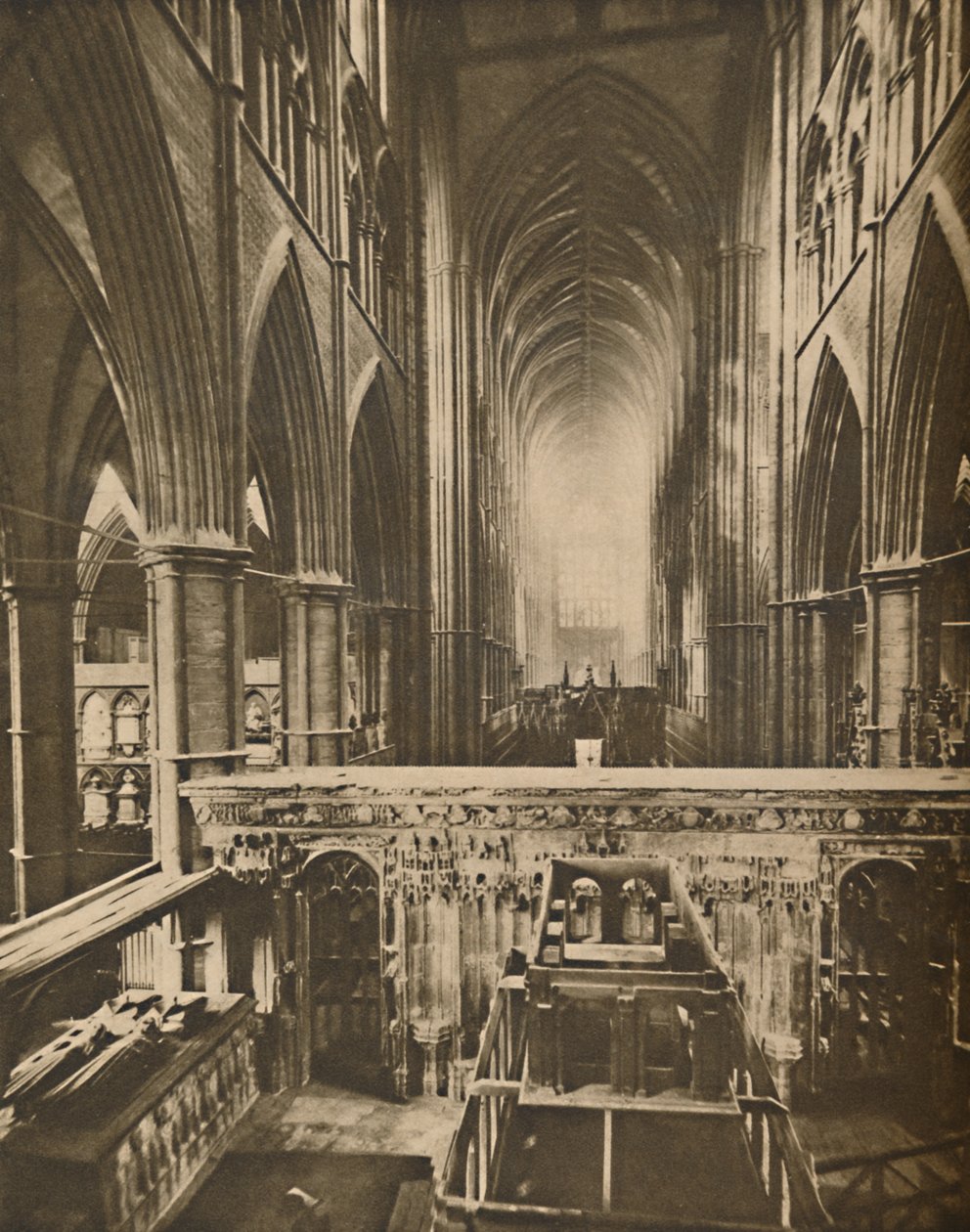 Het grote interieur van de abdij: Kijkend naar het westen vanuit de kapel van de belijder, ca. 1935 door Unbekannt