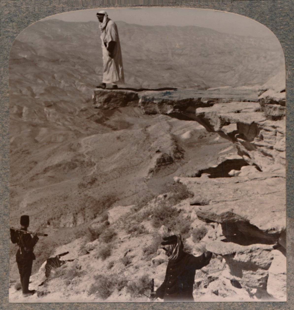 De Arno. Dragoman staand op rots, ca. 1900 door Unbekannt