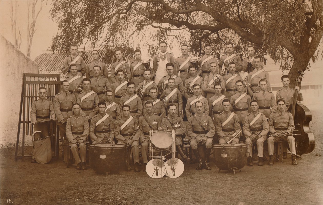 Het Bataljonsorkest van het Eerste Bataljon, Het Queens Own Royal West Kent Regiment. Poona, India, 1 door Unbekannt