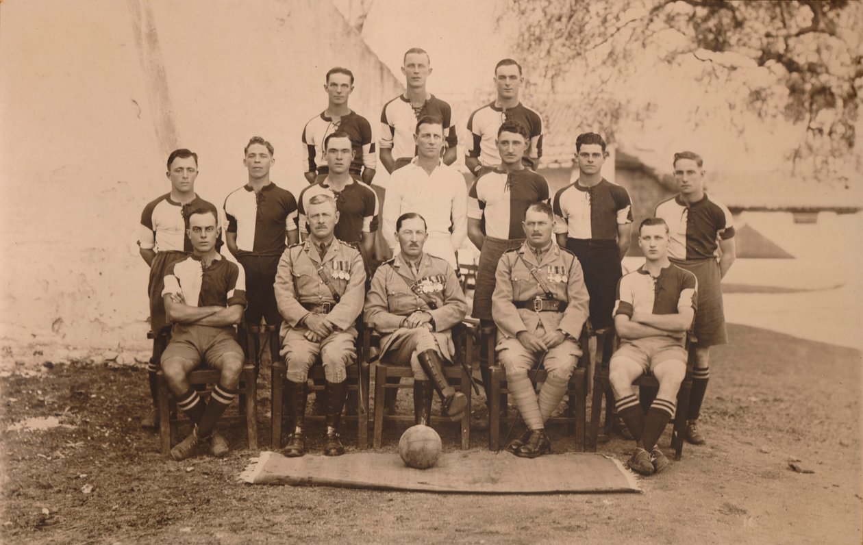 Het bataljon voetbalteam van het eerste bataljon, The Queens Own Royal West Kent Regiment. Poona door Unbekannt