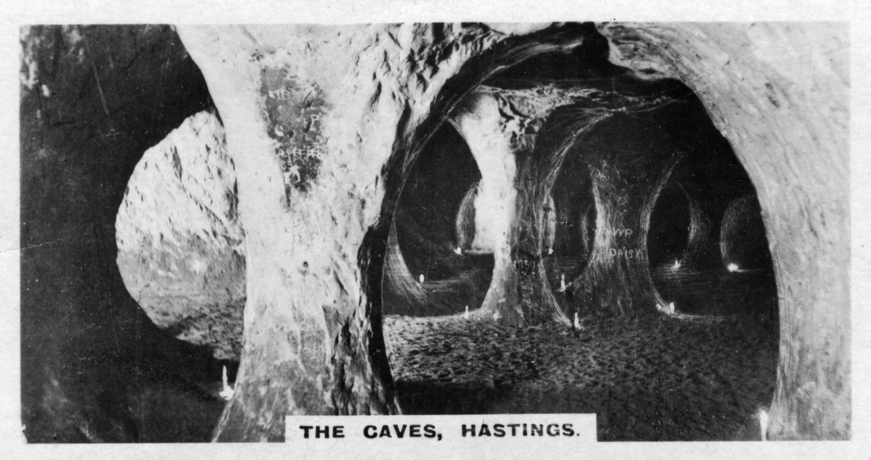 De Grotten, Hastings, Sussex, c1920s door Unbekannt