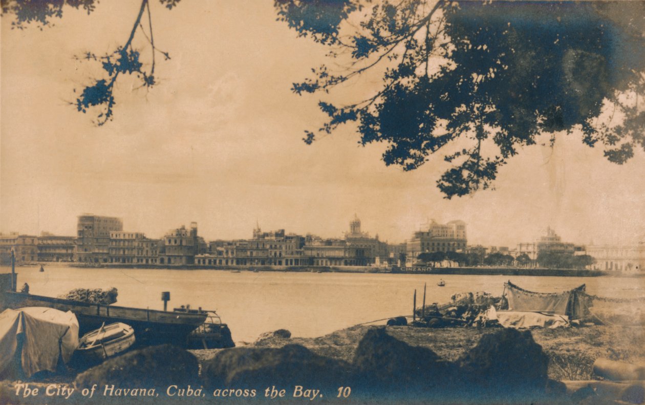 De stad Havana, Cuba, over de baai, ca. 1930 door Unbekannt