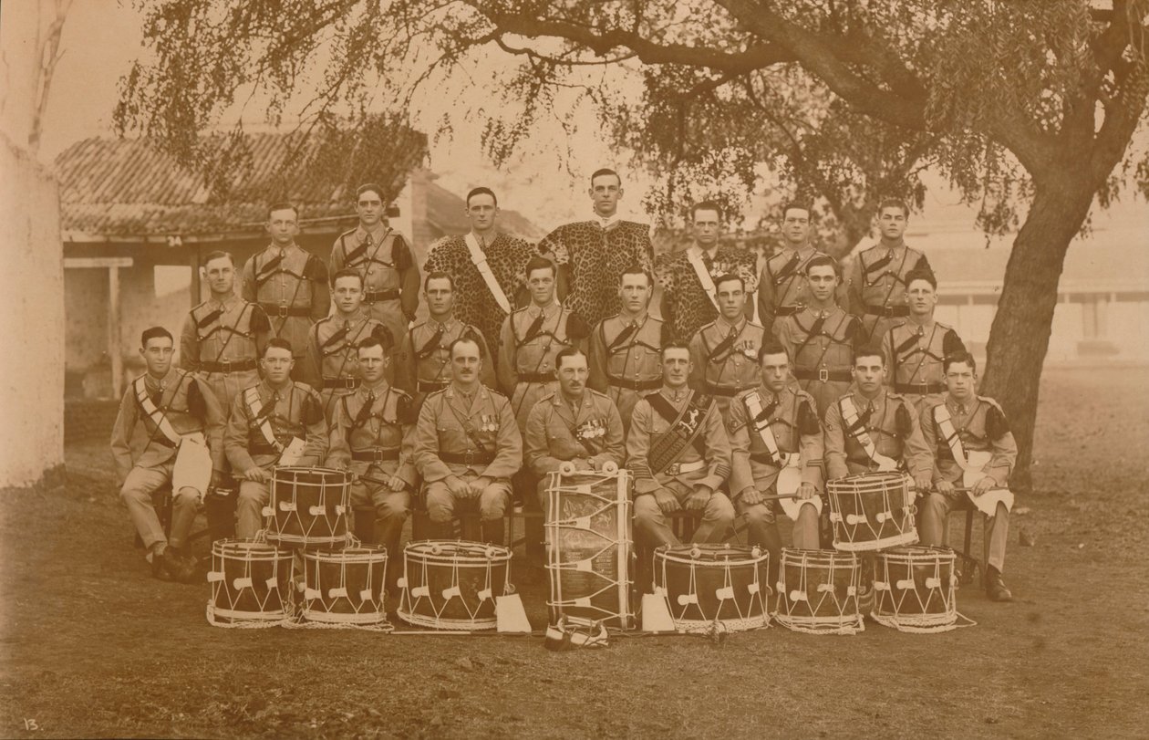 De Trommels en Trompetten van het Eerste Bataljon, Het Koninklijke West Kent Regiment. Poona, India door Unbekannt