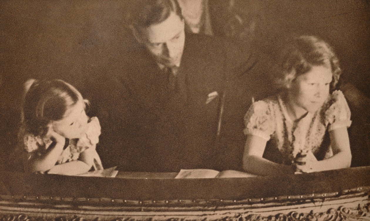 De hertog van York en prinsessen Elizabeth en Margaret bij de pantomime, 6 februari 1935 door Unbekannt