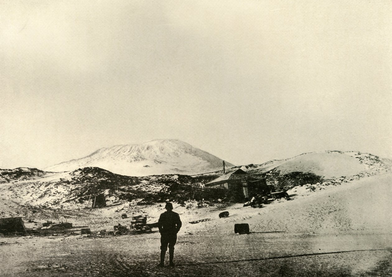 De hut, met de berg Erebus op de achtergrond, in de herfst, 1908, 1909 door Unbekannt