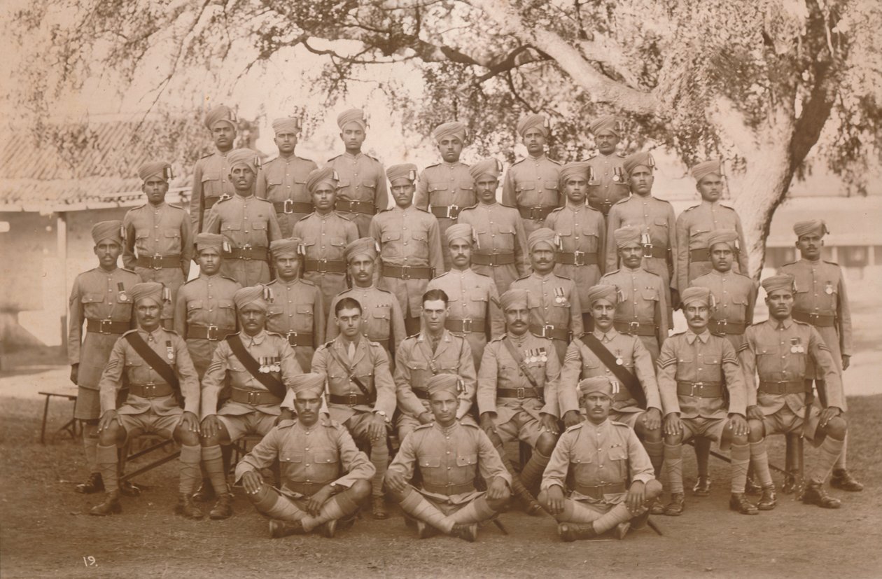 Het Indiase Peloton van het Eerste Bataljon, Het Eigen Koninklijke West Kent Regiment. Poona, India door Unbekannt