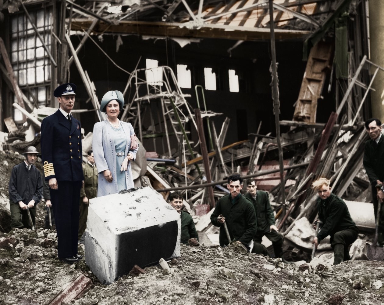 De koning en koningin inspecteren bomschade, Buckingham Palace, Londen, WOII, 1940 door Unbekannt
