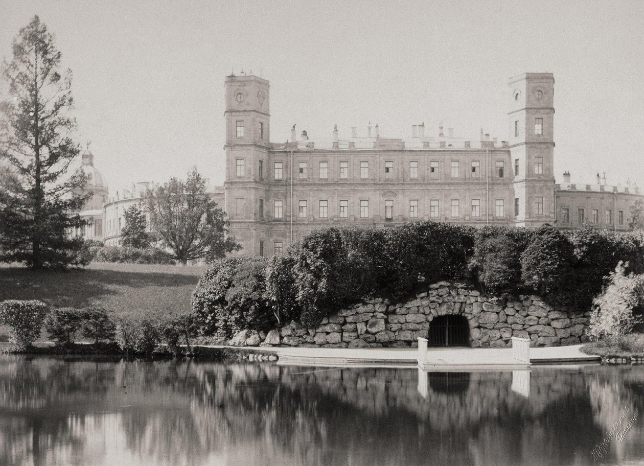 De hoofdgevel van het paleis in Gatchina, 1870s-1880s door Unbekannt