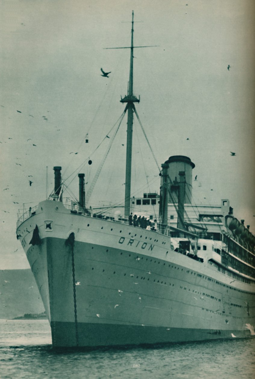 De majesteit van een grote lijnboot - De Orion voor anker, 1937 door Unbekannt