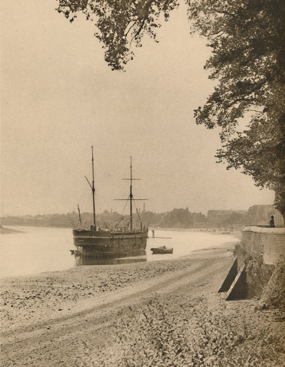 De oude ooievaar aan haar ligplaats bij Chiswick Mall, ca. 1935 door Unbekannt