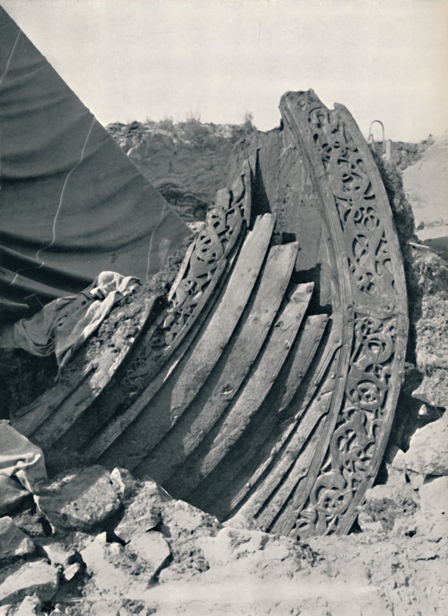 Het Oseberg-schip in de heuvel, met de houtsnede op de boeg en reling, 1935 door Unbekannt
