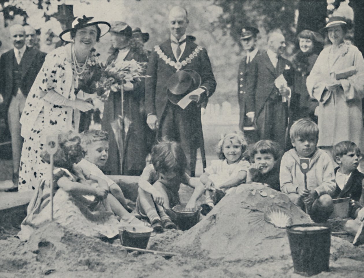 De koningin opent een kinderspeelplaats, 1936, 1937 door Unbekannt